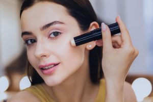 How to Apply Makeup on Dry Skin and Make it Last